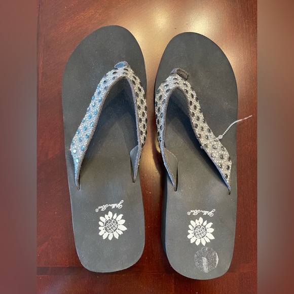 NWOT Yellow Box Platform Flip Flops with Silver Accents 11M - Picture 2 of 8